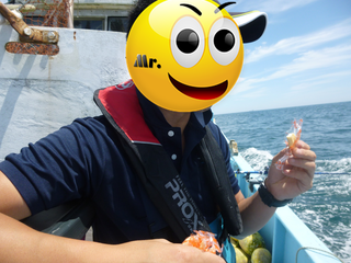 ミスター お菓子を食べる.png